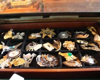 Broaches, Pins