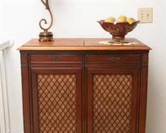 1940s Magnavox Radio and Phonograph Console
