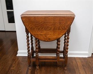 Antique William and Mary-style Oak Gate-leg Drop-leaf Table

