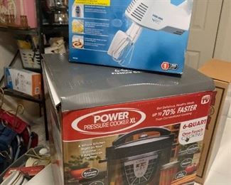 Lots of kitchen items