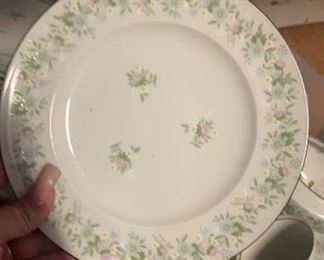 Johann Haviland
8 dinner plates and a huge assortment platters, serving pieces, cups and saucers 