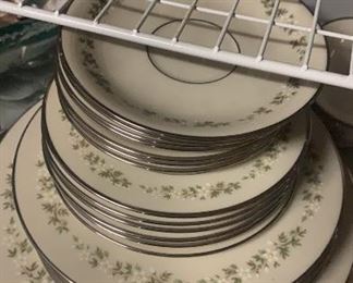 Lenox set: 
4 dinner
6 salad
6 bread
6 cup and saucers