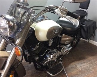 2003 YAMAHA V STAR 1100 9489 MILES, IN GOOD RUNNING CONDITION, NEW BATTERY, FUEL LINES, GAS TANK & CARBURETOR CLEANED, BACK SEAT & LEATHER SADDLE BAGS