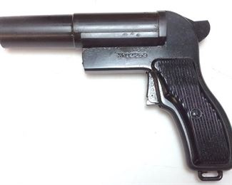 1965 26.MM POLISH FLARE GUN WITH CASE