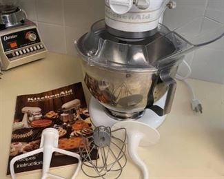 KitchenAid Mixer with Attatchments & Book
Good working condition!