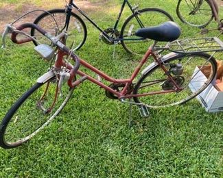Vintage Schwinn Varsity Women’s Bicycle
Good condition. 
Needs new tires. 