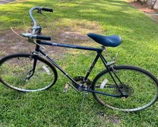 Vintage AMF Roadmaster Scorcher 26 Bicycle
Good condition.
Needs new tires. 
