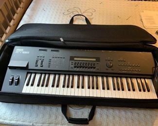 222- Yamaha SY85