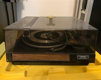 255 Realistic Lab54 Turntable