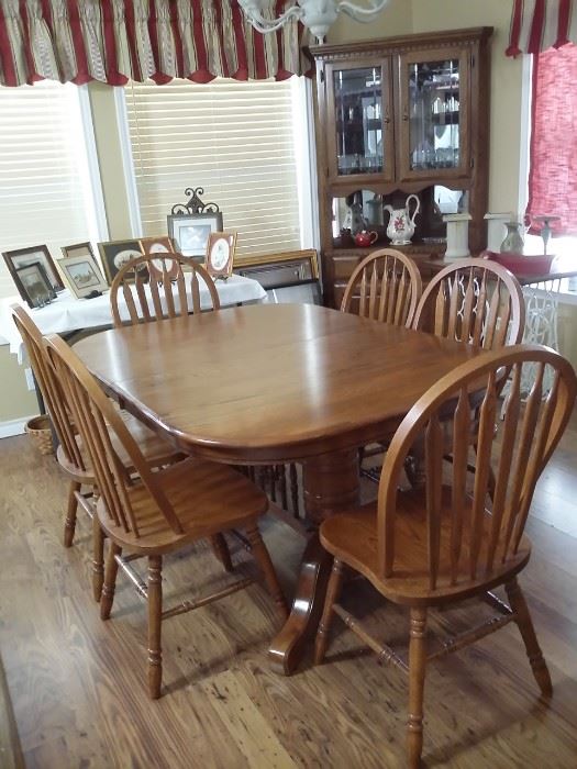 Dining table (60"x42") with 2 leaves each 18"