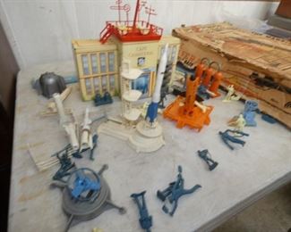 VARIOUS SETS EARLY TOYS