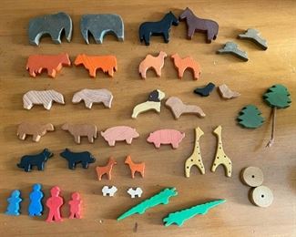 LOT #105 - $50 - Vintage Wooden Noah's Ark Pull Toy / Play Set with Animals (Germany)