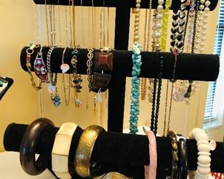 BRACLETS & NECKLACES