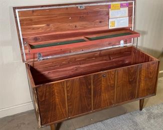 AS-IS MCM Walnut LANE Princess Cedar Chest Blanket Hope 22x43x18in HxWxD