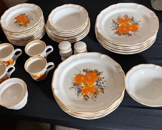 34pc Mikasa Garden Club Flowerfest EC 452 Dinnerware set PARTIAL