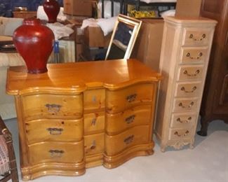 Serpentine front Pine chest of drawers