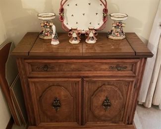 Broyhill Server & Frits & Floyd Christmas decor "Snowy Woods Gold