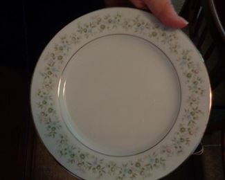 Noritake Savannah pattern 88 pieces total