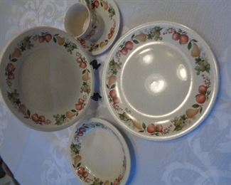 Wedgewood Quince pattern Oven to Table 83 pieces