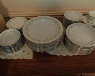 Noritake Savannah pattern 88 pieces