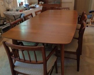 MCM Henredon Heritage dining table w/2 15" leaves, 8 chairs, 4 sets of pads, table 92" total