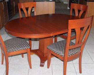 Lovely Table with 4 chairs/ 1 leaf   W-36   D-42  h-29         Leaf 18”