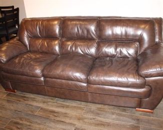 BEAUTIFUL NATUZZI LEATHER SOFA                              W-92   H-37    D-40
