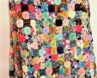 Exceptional yo-yo quilt (Yo-yo quilts are made from round pieces of fabric with long stitches along their turned-under outer edges. Stitches are pulled to gather the circles into rosettes.)
