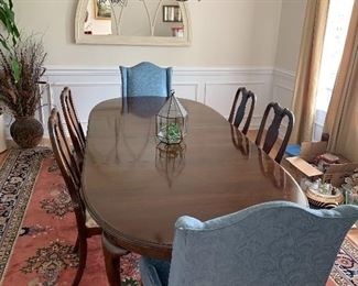 LARGE QUEEN ANNE DINING TABLE - TWO LEAVES CAN BE REMOVED TO ADJUST SIZE
