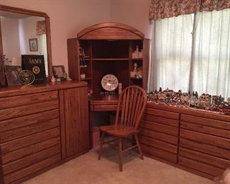 Five  piece bedroom suite. Perfect for a child or college student. 