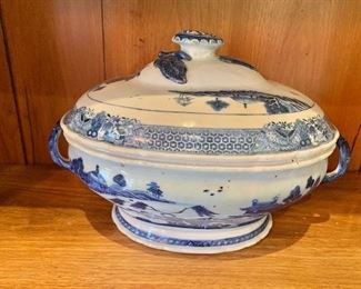 $150 - Vintage Chinese Export ceramic lidded soup tureen with handles. 8.5"H x 13"W x 9"D