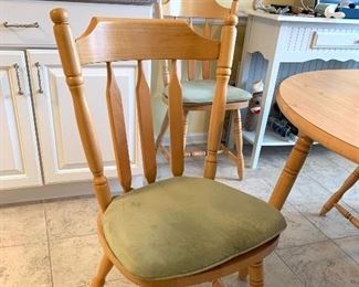 Oak, Kitchen/Dining Room Table w/4 chairs & 2 leaves 