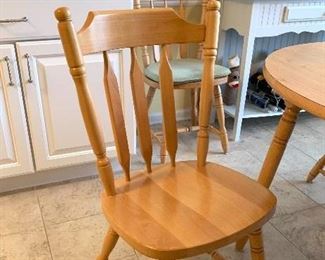 Oak, Kitchen/Dining Room Table w/4 chairs & 2 leaves 