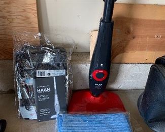 Haan steam mop w/extra cleaning pads