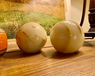 Pr. Mexican Onyx spheres - flat bottom