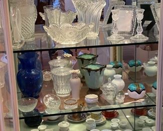 Sample of crystal and decorative vases. 