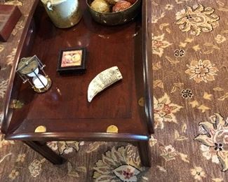 COFFEE TABLE WITH DECORATIVE ACCCESSORIES