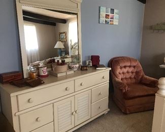 Dresser - matches bed and armoire 
