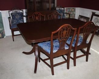 MAHOGANY DINING TABLE W/3 LEAFS, PADS & 6 CHAIRS
