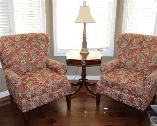 2 UPHOLSTERED ARMCHAIRS, ACCENT TABLE, LAMP
