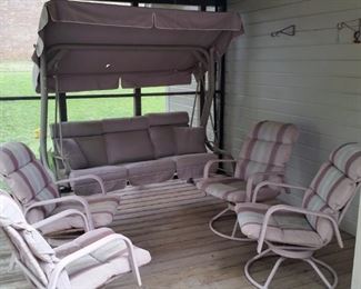 Patio/outdoor furniture