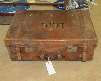 ANTIQUE LEATHER SUITCASE.