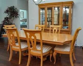 Dining room group by Wynwood