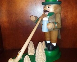 Erzgebirgische Volkskunst Seiffen Alphorn Nutcracker 13 Inch