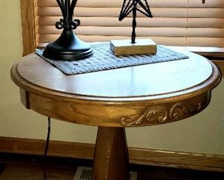 Pedestal table matches coffee table