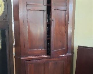 Corner cabinet 