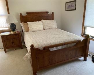 Queen size.  Attic heirloom by Broyhill.  Set includes 2 additional dressers