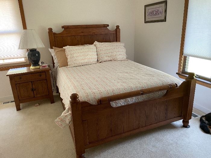 Queen size. Attic heirloom by Broyhill. Set includes 2 additional dressers