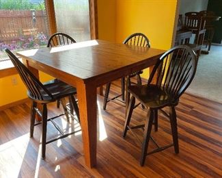 Table has leaves and  2 additional chairs.  Attic heirloom by Broyhill 