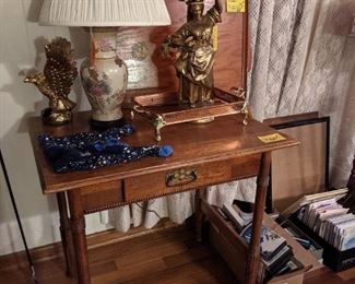 Side table, lamps, decorations